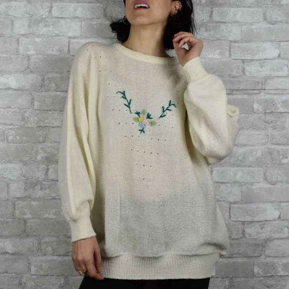 Vintage Large White knit floral sweater pullover